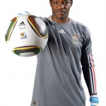 Steve Mandanda présentant Jabulani